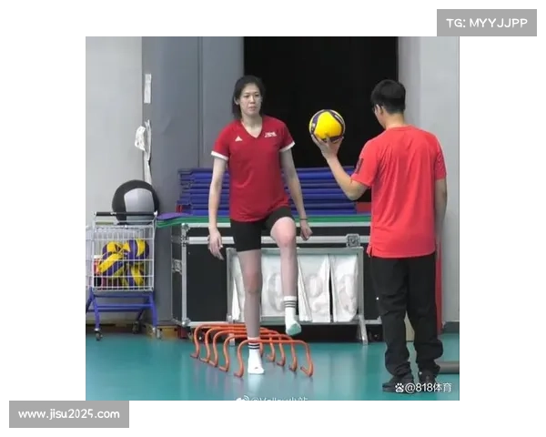 女排国手李盈莹因伤病从意大利返回天津,将进行康复治疗