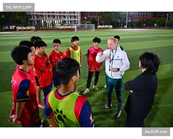 欧足联举办青年教练研讨会,聚焦“后防三人组构建”在现代战术中的基础教学